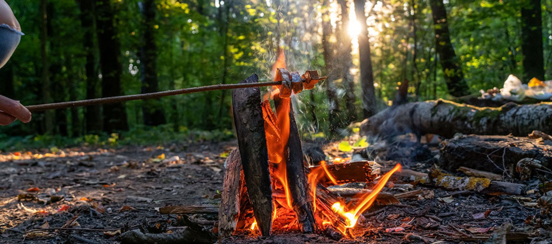 Wintergrillen mit Waldspeck am offenen Feuer.