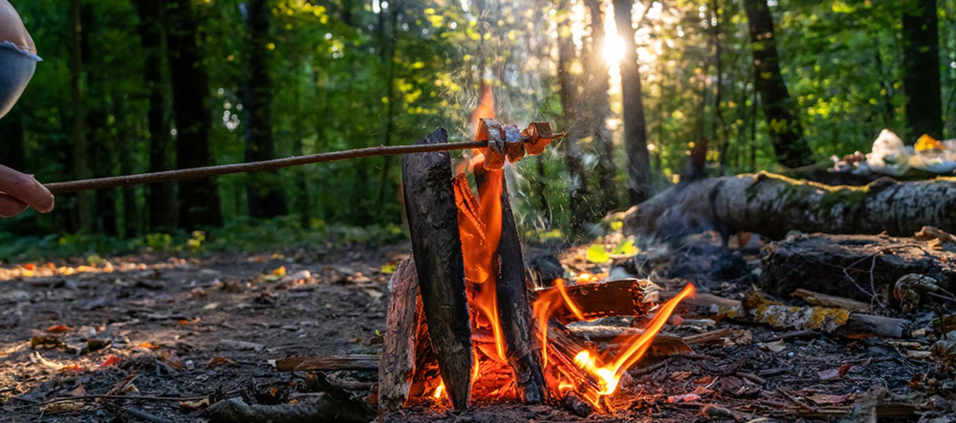 Wintergrillen mit Waldspeck am offenen Feuer.